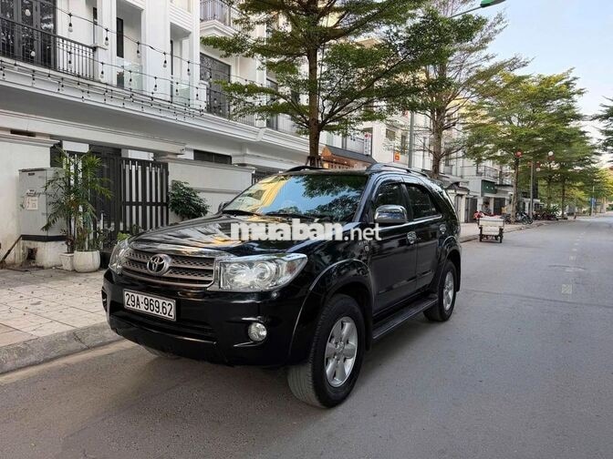 Toyota Fortuner 2011 2 cầu 11 vạn km Đen