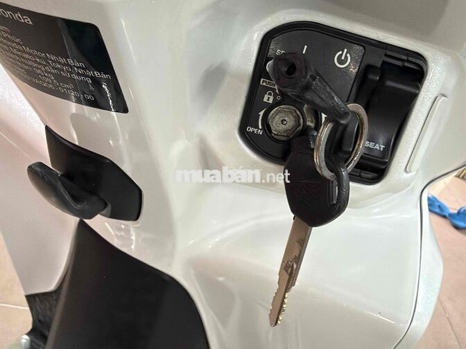 Honda Vision 2022 màu Trắng đen sport nguyên rin .