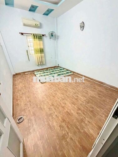 Mặt tiền Lê Sao ( 3pn, 2wc). có sẵn 3 máy lạnh. Dtsd 126m2