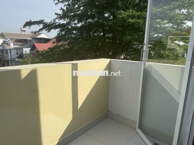 Phòng trong biệt thự Bình Lợi, có BAN CÔNG
