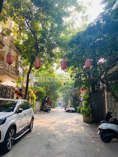 Cho thuê nhà ngõ 84 Ngọc Khánh, đường 2 ô tô tránh 