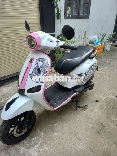 Xe máy Victoria Vespa 50cc trắng hồng