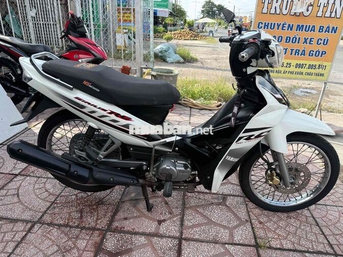Yamaha Sirius 2018 màu trắng biển 95 xe ở mái dầm