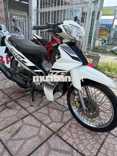 Yamaha Sirius 2018 màu trắng biển 95 xe ở mái dầm