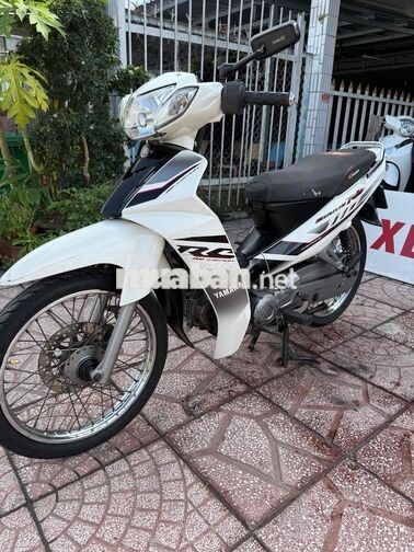 Yamaha Sirius 2018 màu trắng biển 95 xe ở mái dầm