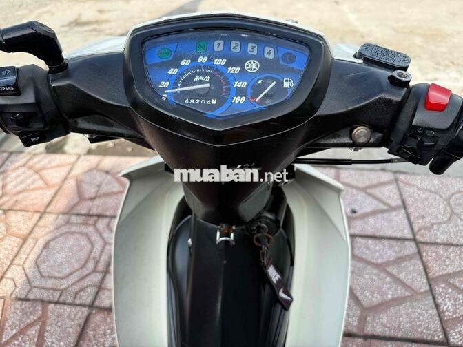 Yamaha Sirius 2018 màu trắng biển 95 xe ở mái dầm