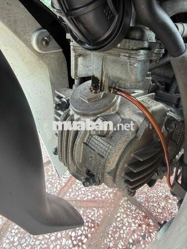 Yamaha Sirius 2018 màu trắng biển 95 xe ở mái dầm