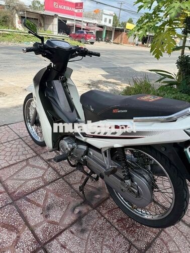 Yamaha Sirius 2018 màu trắng biển 95 xe ở mái dầm