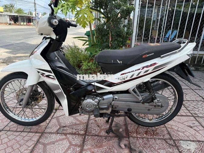 Yamaha Sirius 2018 màu trắng biển 95 xe ở mái dầm