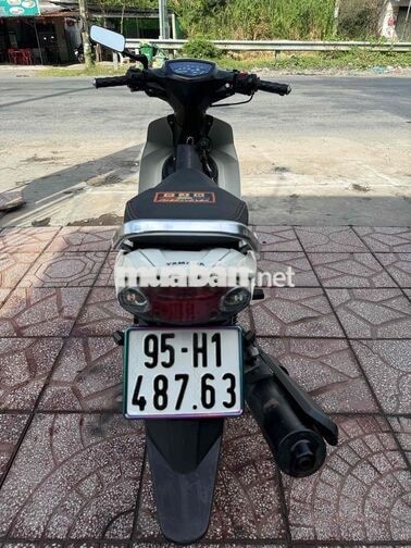 Yamaha Sirius 2018 màu trắng biển 95 xe ở mái dầm