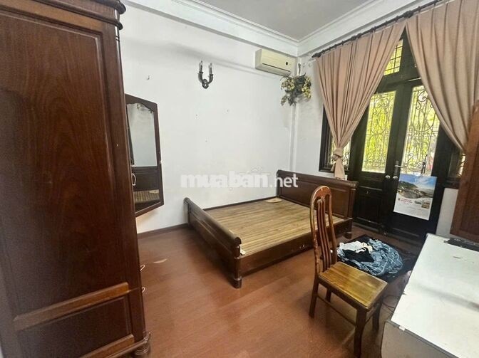 Cho thuê phòng trọ có ban công 2 cửa sổ phố Nguyên Hồng giá 3tr/tháng