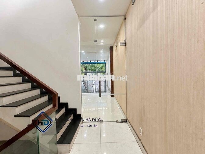 Toà nhà 5x20 có hầm để xe đường lớn gần UBND Quận 12