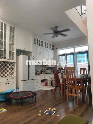Cho thuê nhà view công viên thoáng mát cả ngày tại KDC Phong Phú 4