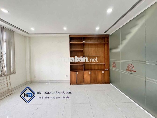 Toà nhà 5x20 có hầm để xe đường lớn gần UBND Quận 12