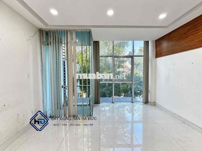 Toà nhà 5x20 có hầm để xe đường lớn gần UBND Quận 12