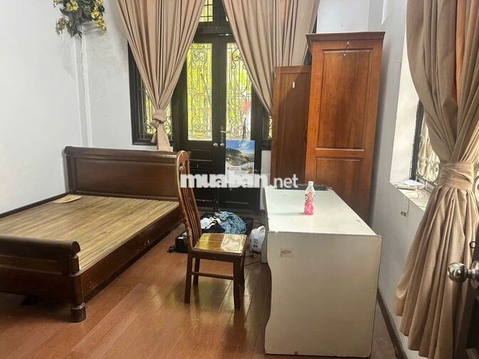 Cho thuê phòng trọ có ban công 2 cửa sổ phố Nguyên Hồng giá 3tr/tháng
