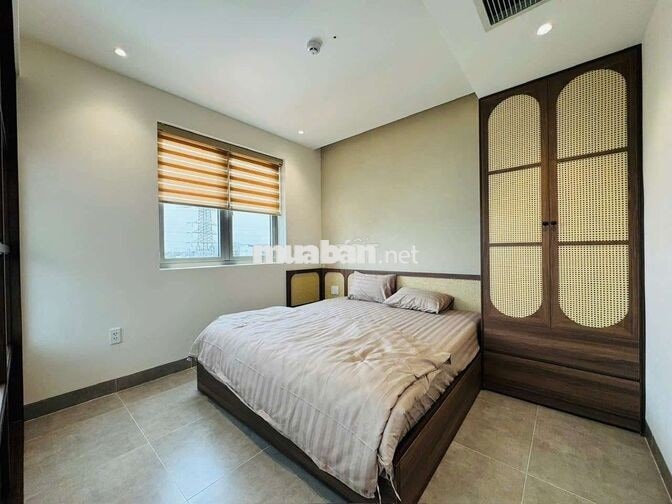 Cho thuê căn hộ 2 phòng ngủ yên tĩnh nội thất cao cấp, có ban công