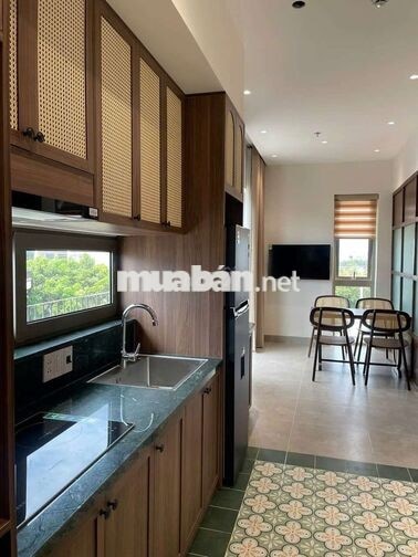 Cho thuê căn hộ 2 phòng ngủ yên tĩnh nội thất cao cấp, có ban công