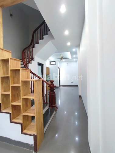 Chính chủ bán nhà 3 tầng trong ngõ phố Thạch Bàn, phường Long Biên