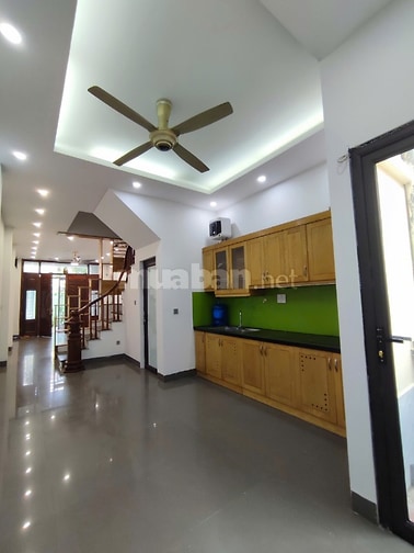 Chính chủ bán nhà 3 tầng trong ngõ phố Thạch Bàn, phường Long Biên