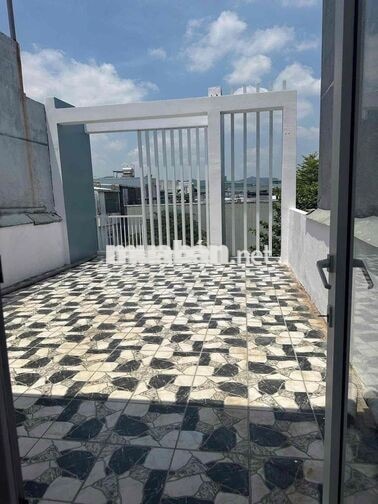 nhà 3 tầng sát biển Bầu Năng 1