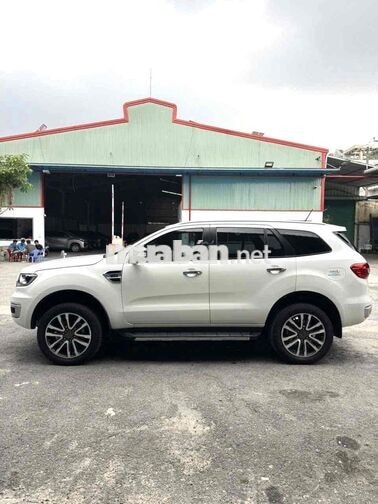 CẦN BÁN FORD EVEREST TITANIUM 2022