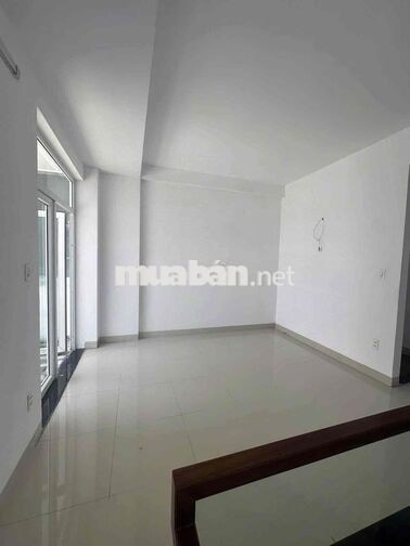 nhà 3 tầng sát biển Bầu Năng 1
