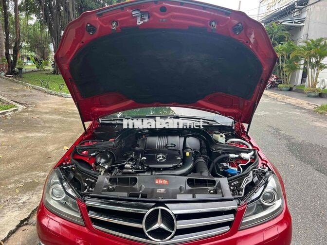 Mercedes-Benz C200 5 chỗ đỏ tự động