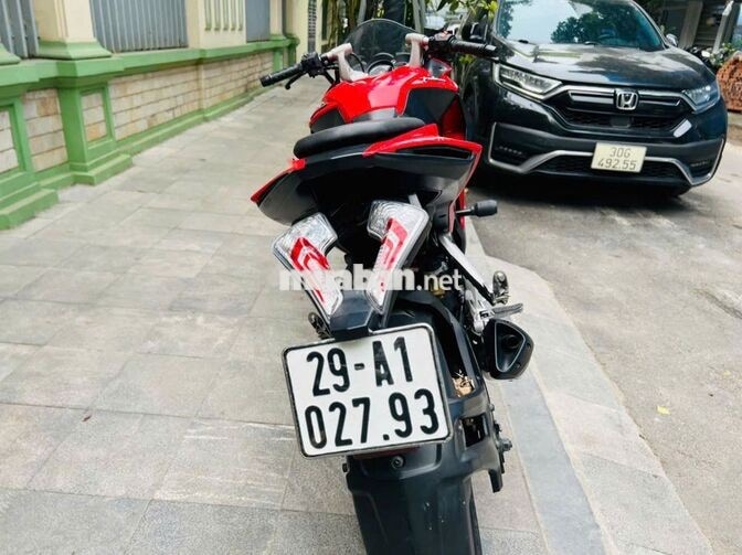 Bajaj Pulsar RS200 màu đỏ đen