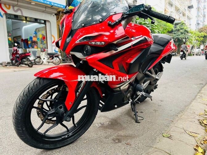 Bajaj Pulsar RS200 màu đỏ đen