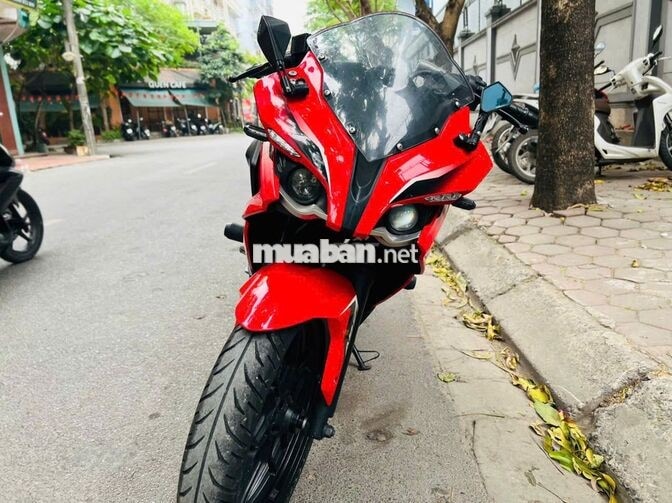 Bajaj Pulsar RS200 màu đỏ đen
