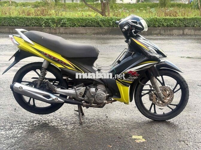 Suzuki Axelo 125 màu Đen vàng