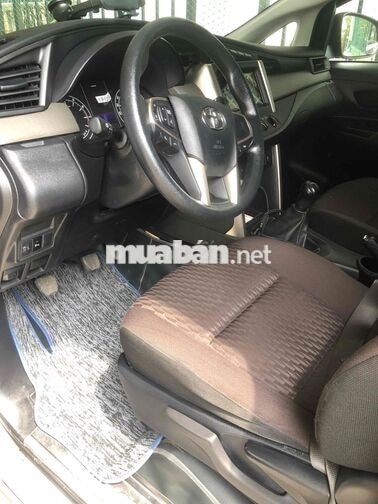 Toyota Innova 2022 2.0E Bạc 7 chỗ
