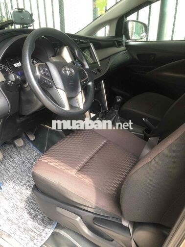 Toyota Innova 2022 2.0E Bạc 7 chỗ