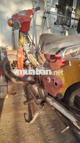 Honda Super Cub màu Đỏ vàng