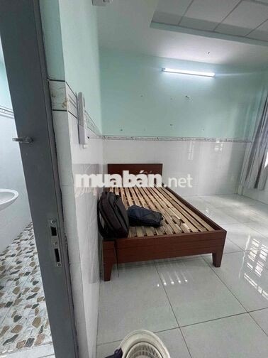 Cần cho thuê nguyên tầng 3 1 PN 1 sân thượng 1 WC 4tr/tháng