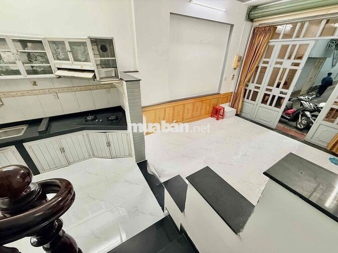 CHO THUÊ NHÀ NGUYÊN CĂN 3 PHÒNG NGỦ - HẺM Ô TÔ - CV HOÀNG VĂN THỤ