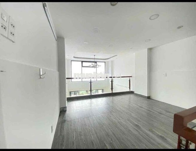 nhà 4m x 10m , đúc 1 lững , 1 lầu , 2pn , 2 máy lạnh