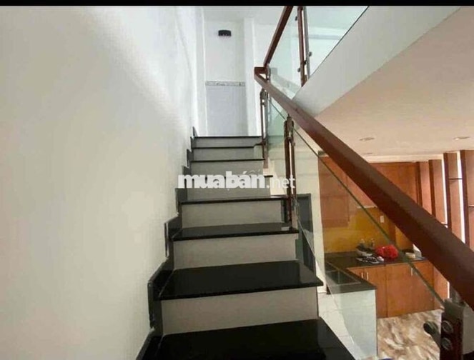 nhà 4m x 10m , đúc 1 lững , 1 lầu , 2pn , 2 máy lạnh