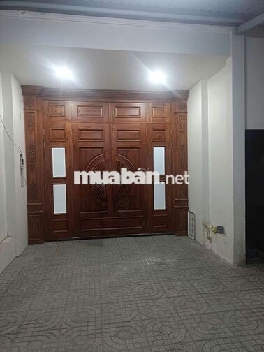 nhà dt rộng, sân ôtô 4pn .măt tiền nhánh tiện vừa ở vừa kinh doan