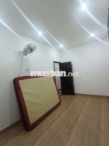 nhà dt rộng, sân ôtô 4pn .măt tiền nhánh tiện vừa ở vừa kinh doan