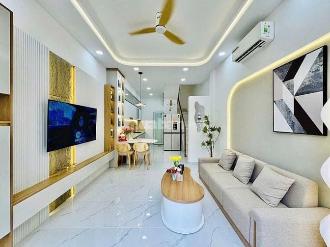 Nhà 42.5m2 Lê Quang Định, xây 1 trệt 2 lầu. Giá 2 tỷ 390. Hẻm 4m thông