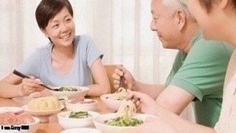Cần tìm 1 người chăm sóc người già phụ việc nhà Cần tìm 1 người chăm sóc người già phụ việc nhà