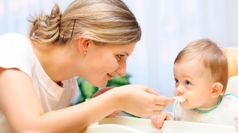Tôi mới sinh bé được 4 tháng cần gấp một vú nuôi Tôi mới sinh bé được 4 tháng cần gấp một vú nuôi