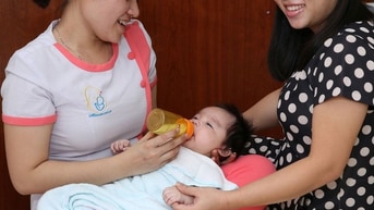 Cần người chăm bé nhỏ làm lâu dài với gia đình Cần người chăm bé nhỏ làm lâu dài với gia đình