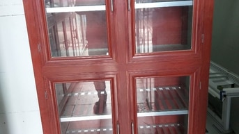 Tủ nhôm kính chén bát nhôm hộp màu vân gỗ đỏ Tủ nhôm kính chén bát nhôm hộp màu vân gỗ đỏ