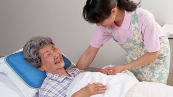 Gấp -Tìm người trông bà nói chuyện với bà 70 tuổi Gấp -Tìm người trông bà nói chuyện với bà 70 tuổi
