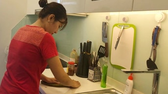 Cần 1 nữ giúp việc ăn ở lại trong nhà. Nhà ít người Cần 1 nữ giúp việc ăn ở lại trong nhà. Nhà ít người