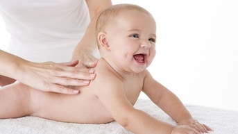 Cần người chăm sóc em bé và một người làm việc nhà Cần người chăm sóc em bé và một người làm việc nhà