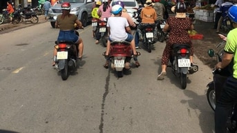 mặt tiền kinh doanh -sát chợ - cách ql13 200m tiện để an cư